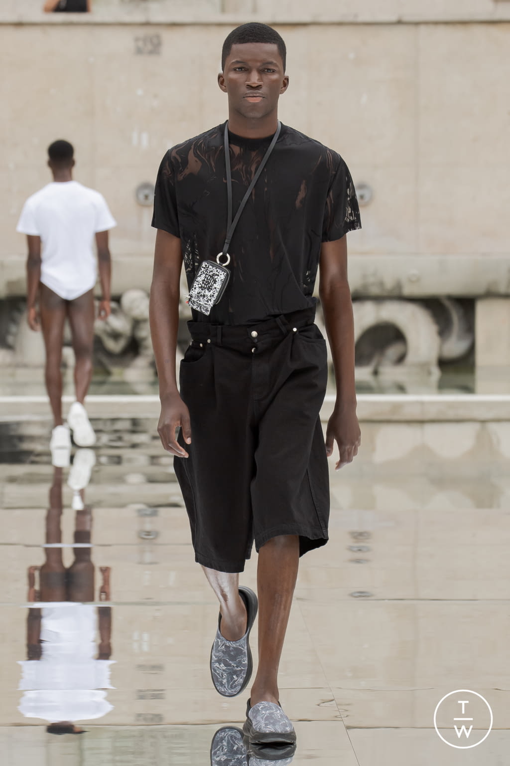 Fashion Week Paris Spring/Summer 2022 look 19 from the Louis Gabriel Nouchi collection 男装