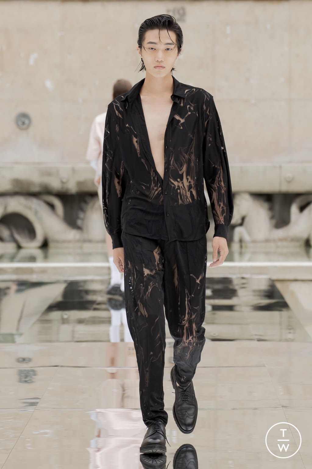 Fashion Week Paris Spring/Summer 2022 look 22 from the Louis Gabriel Nouchi collection 男装