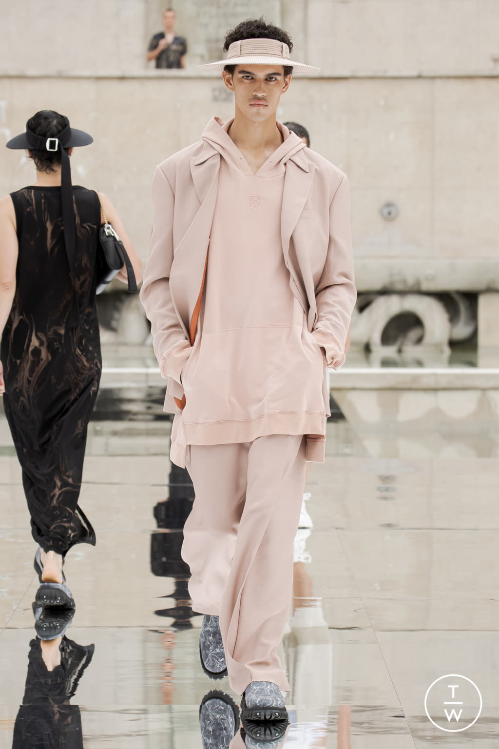 Fashion Week Paris Spring/Summer 2022 look 24 from the Louis Gabriel Nouchi collection 男装