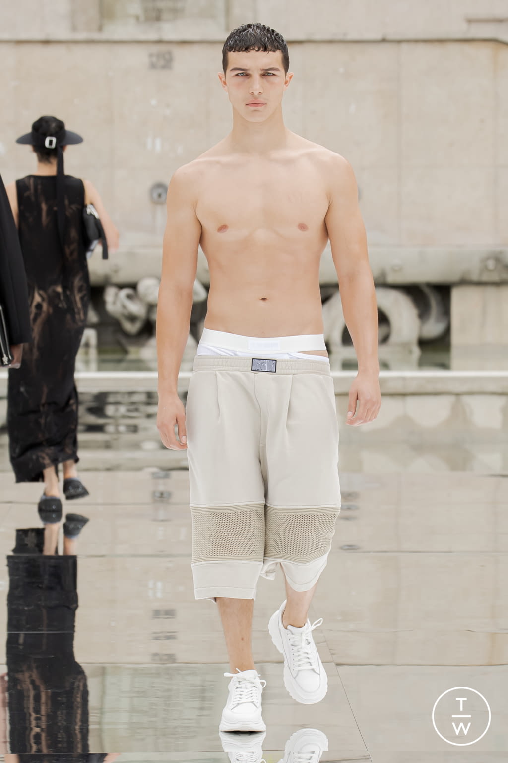 Fashion Week Paris Spring/Summer 2022 look 25 from the Louis Gabriel Nouchi collection 男装
