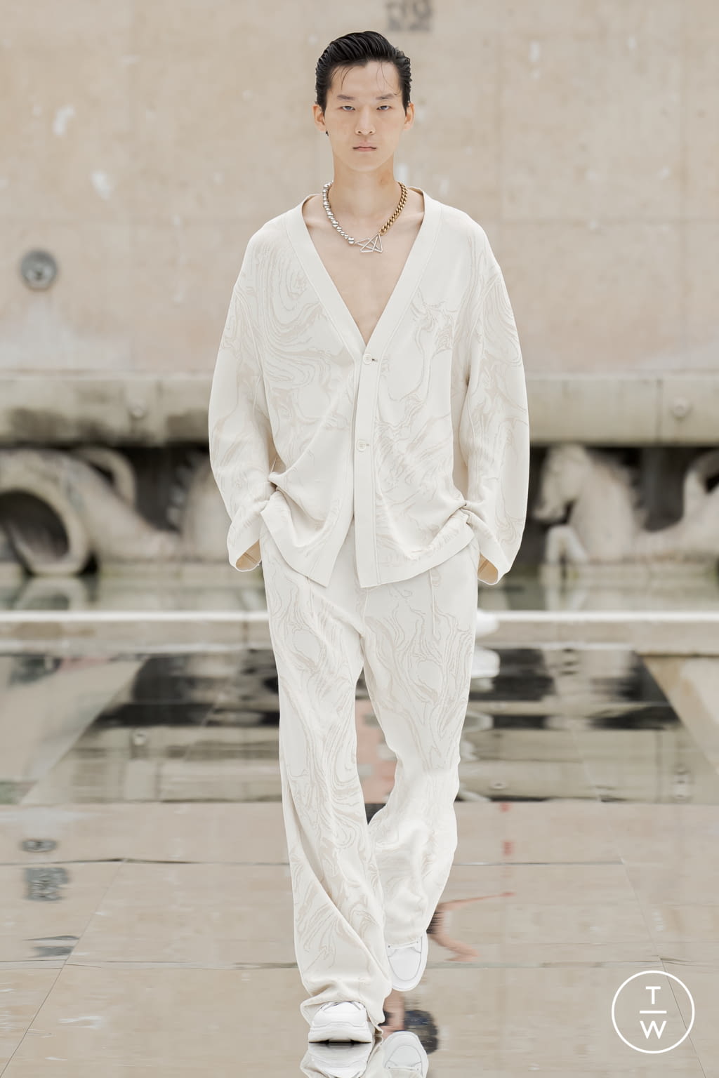 Fashion Week Paris Spring/Summer 2022 look 27 from the Louis Gabriel Nouchi collection 男装