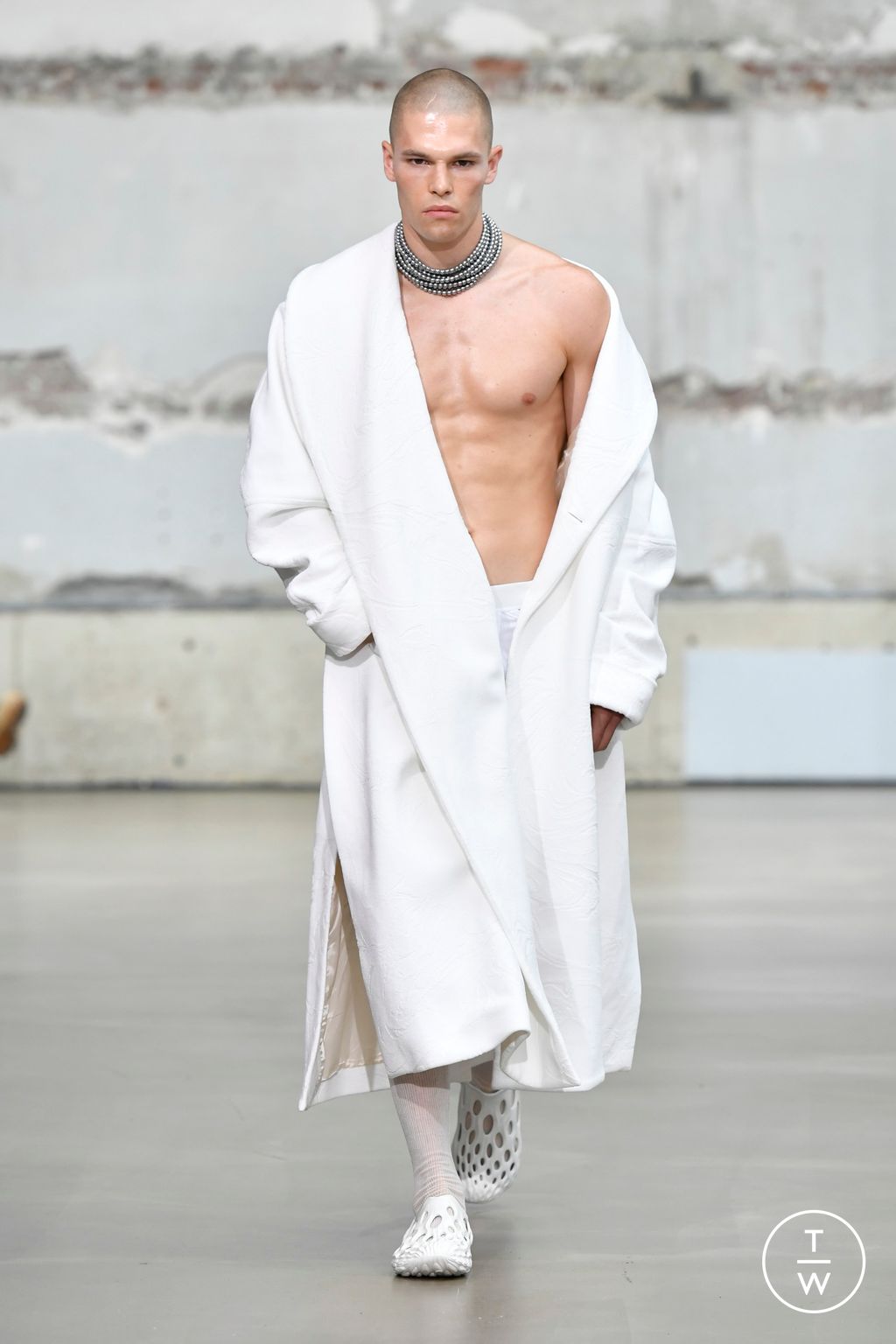 Fashion Week Paris Spring/Summer 2023 look 1 de la collection Louis Gabriel Nouchi menswear