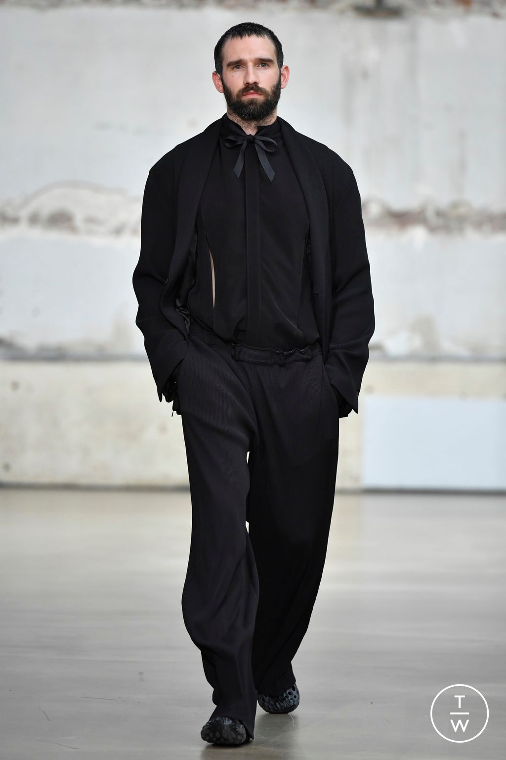 Fashion Week Paris Spring/Summer 2023 look 20 from the Louis Gabriel Nouchi collection 男装