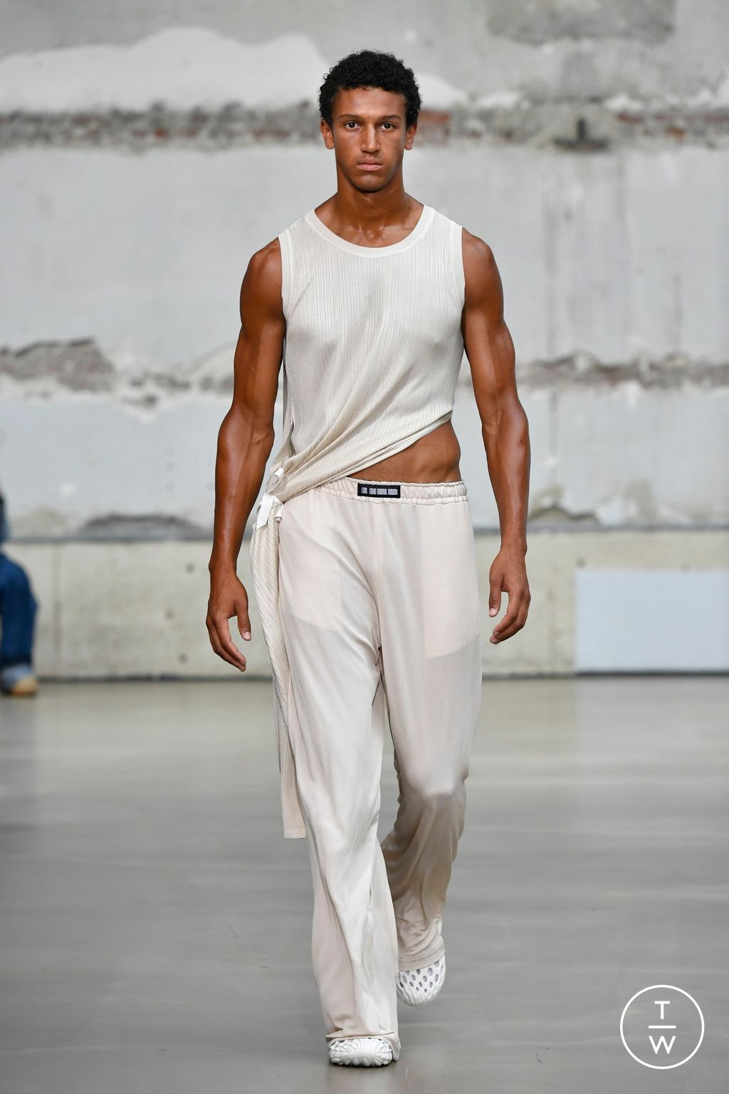 Fashion Week Paris Spring/Summer 2023 look 24 from the Louis Gabriel Nouchi collection 男装