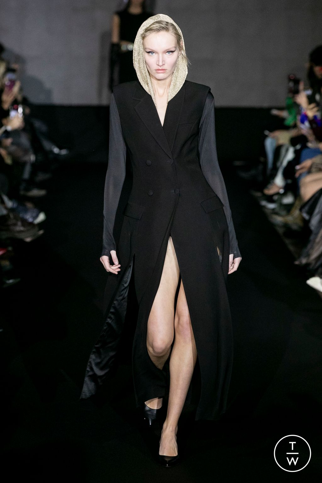 Fashion Week Paris Fall/Winter 2023 look 1 de la collection Lili Blanc womenswear
