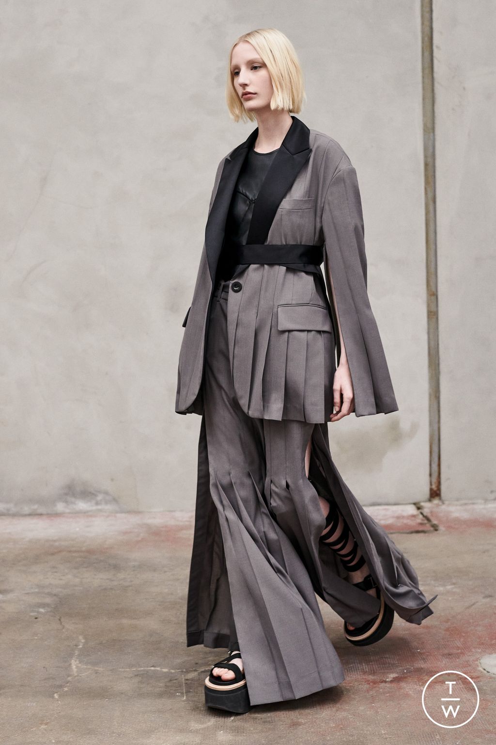 Fashion Week Paris Resort 2023 look 1 de la collection Sacai womenswear