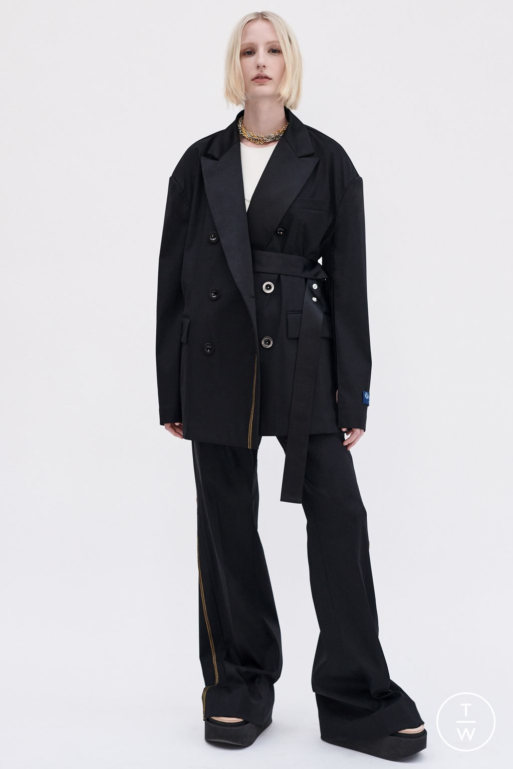 Fashion Week Paris Resort 2023 look 19 from the Sacai collection womenswear