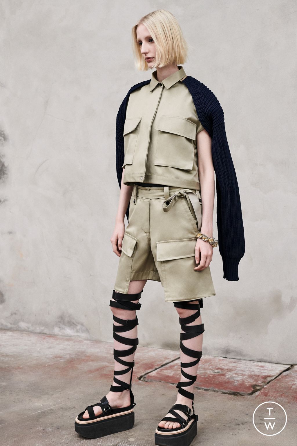 Fashion Week Paris Resort 2023 look 33 from the Sacai collection womenswear