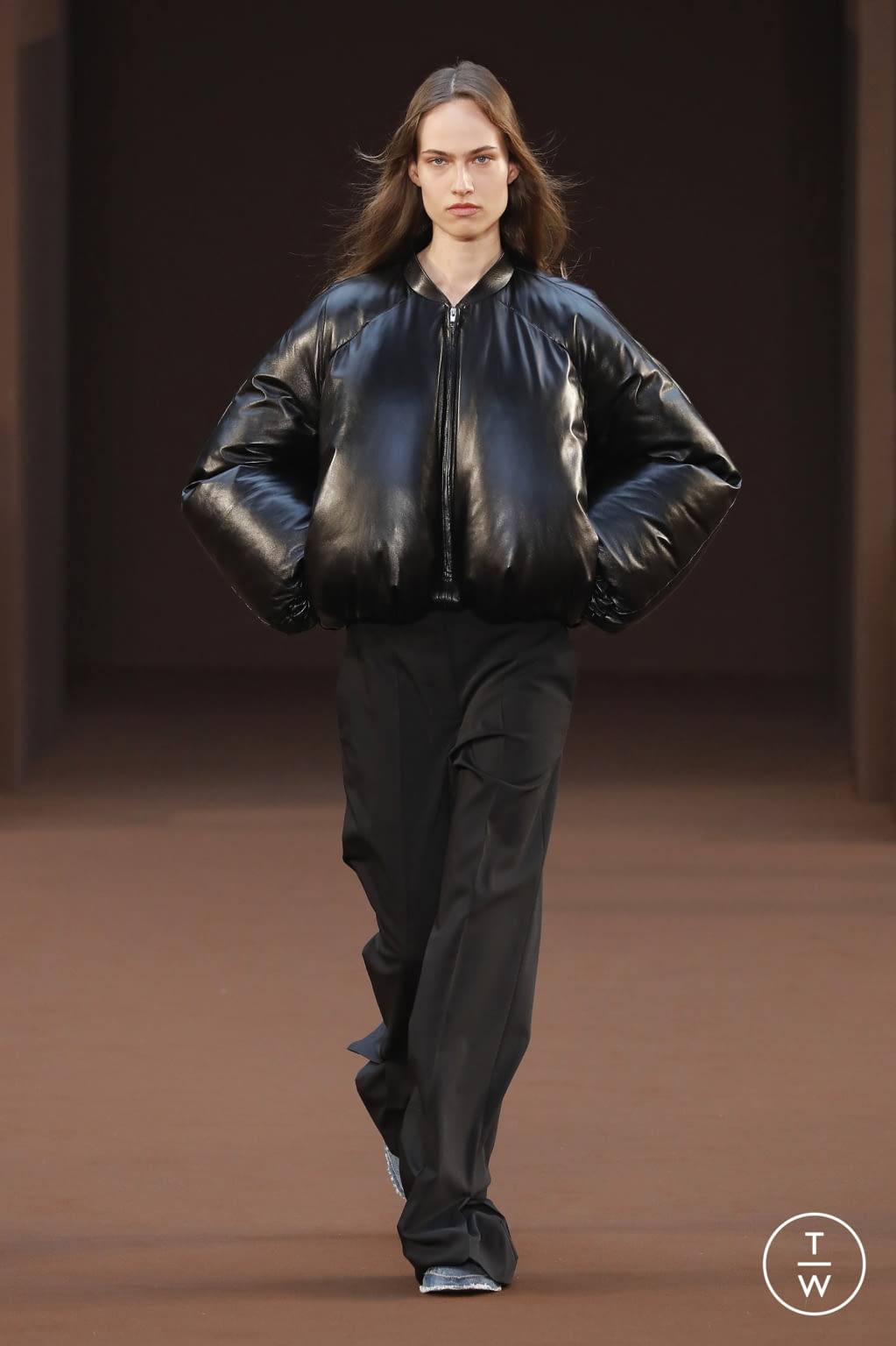 Fashion Week Paris Fall/Winter 2022 look 11 de la collection Loewe womenswear