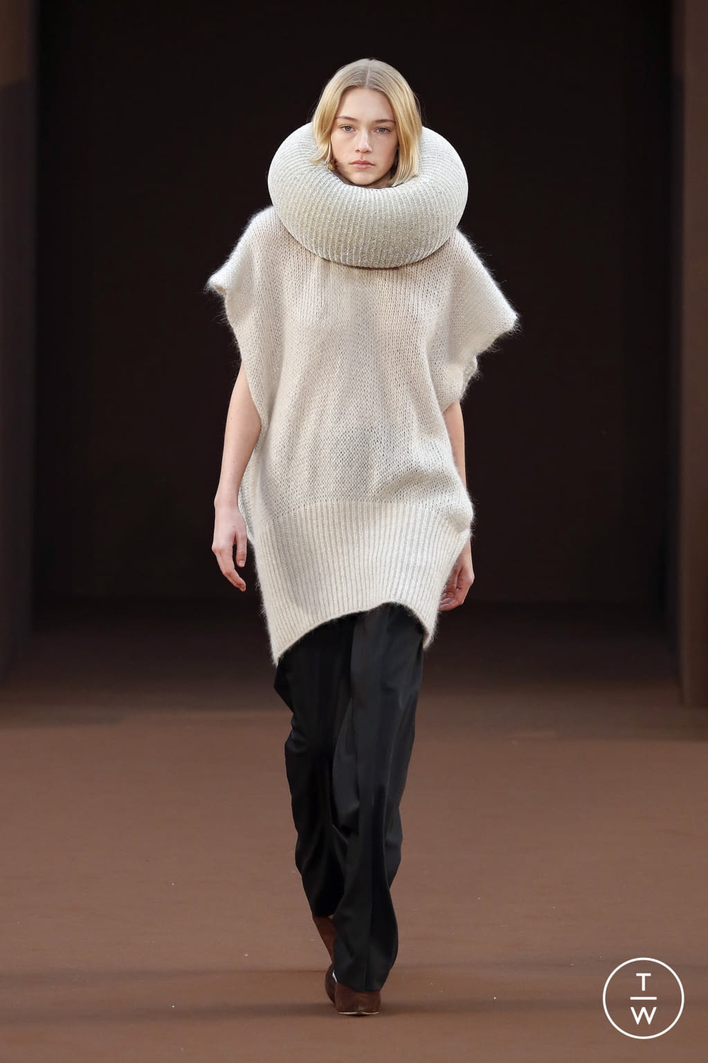 Fashion Week Paris Fall/Winter 2022 look 50 from the Loewe collection 女装