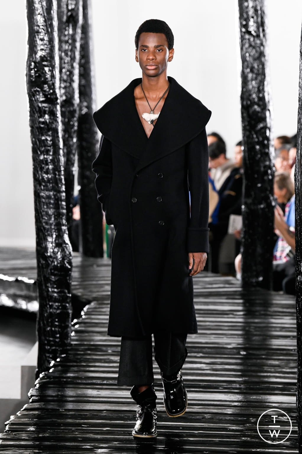 Fashion Week Paris Fall/Winter 2020 look 5 from the Loewe collection menswear