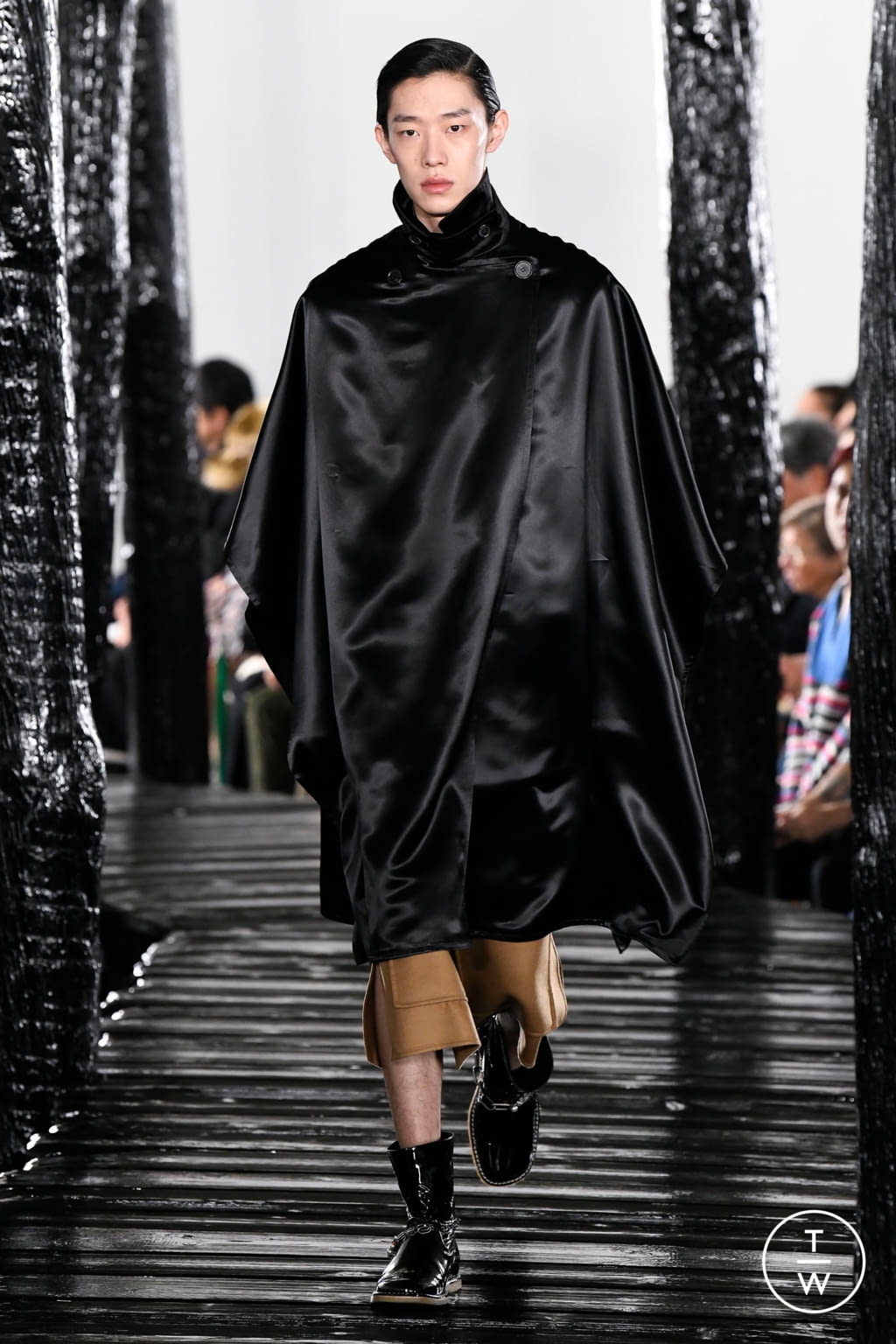 Fashion Week Paris Fall/Winter 2020 look 7 de la collection Loewe menswear