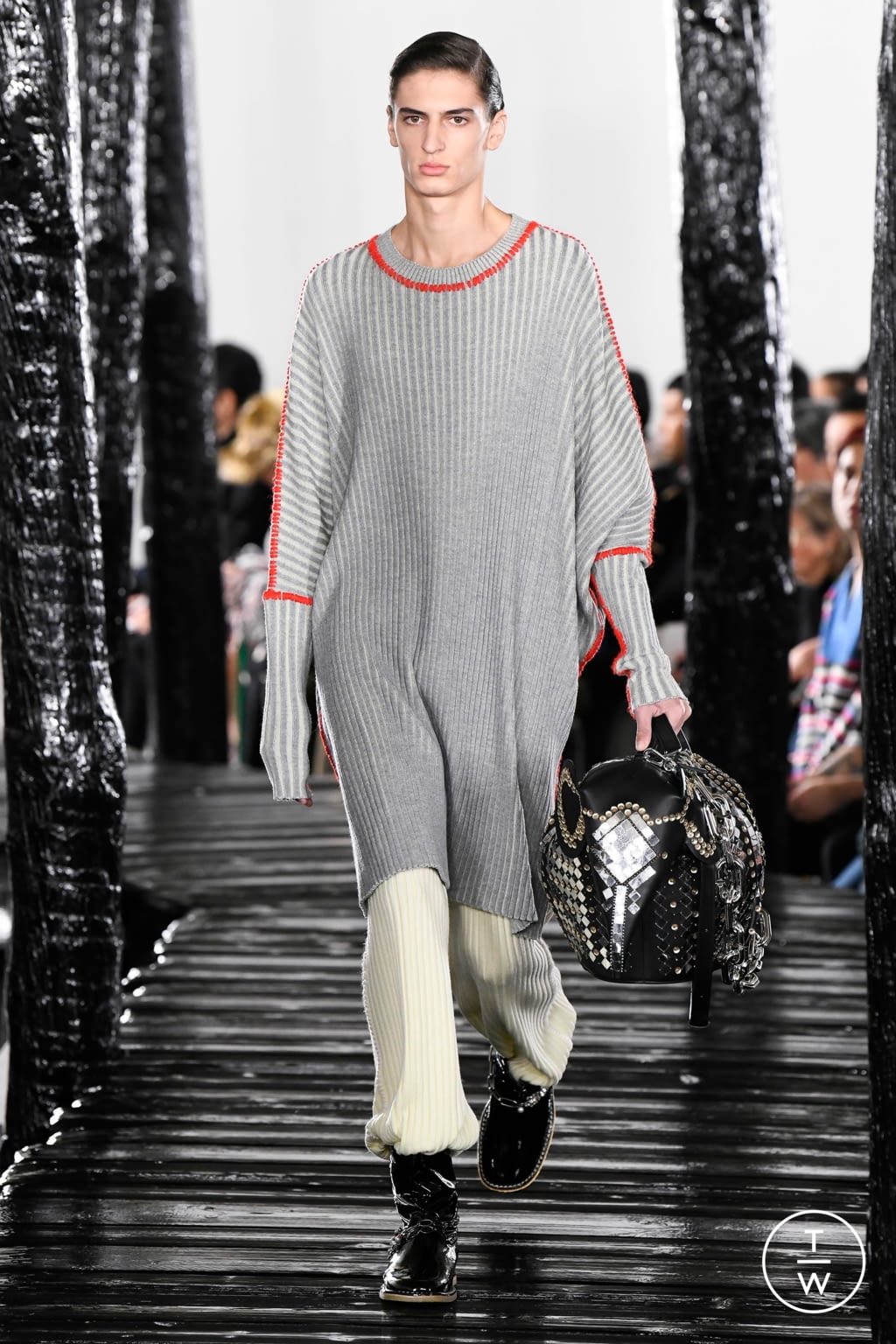 Fashion Week Paris Fall/Winter 2020 look 13 de la collection Loewe menswear