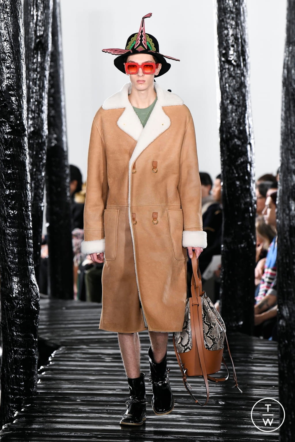 Fashion Week Paris Fall/Winter 2020 look 23 from the Loewe collection 男装