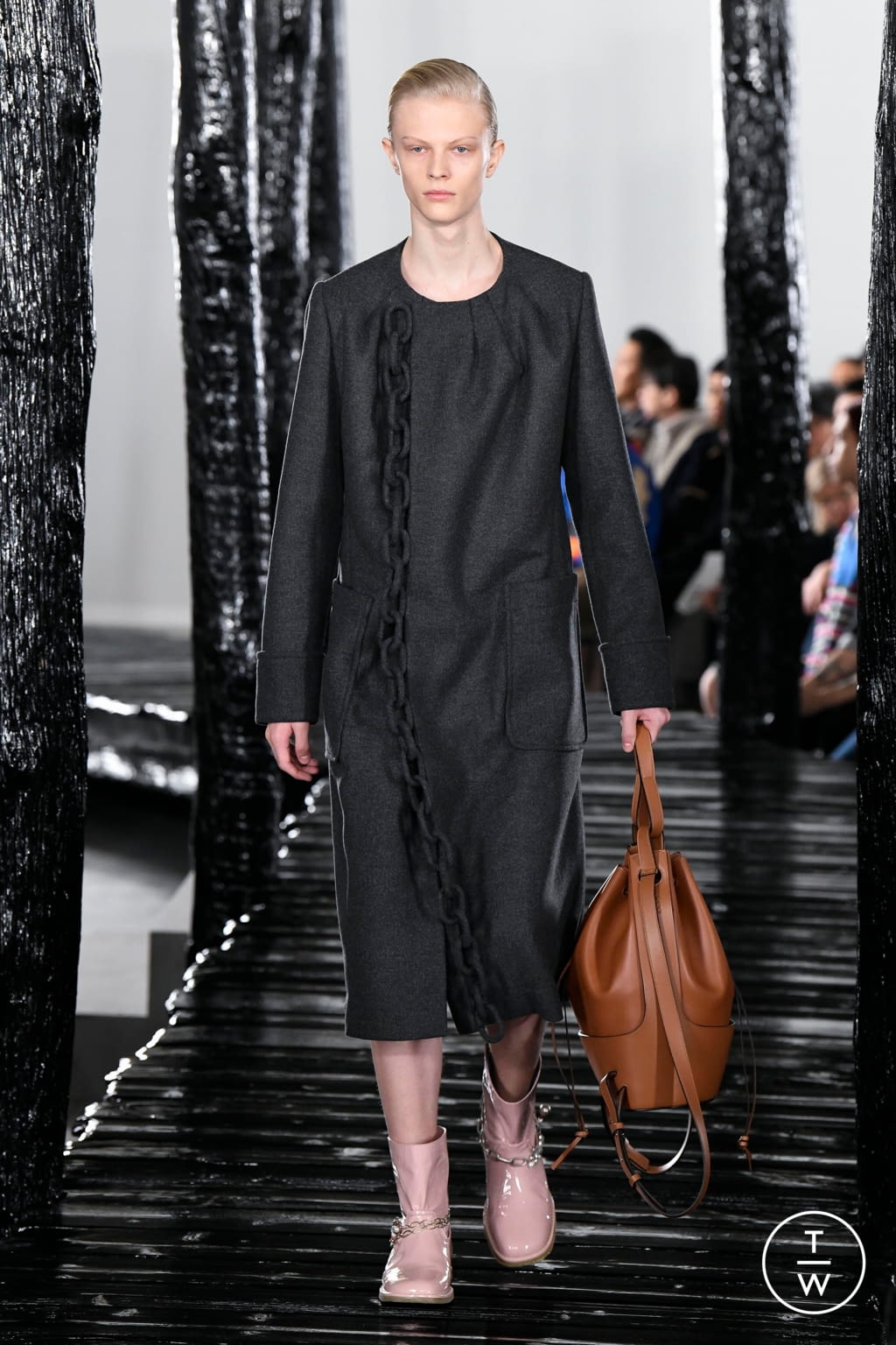 Fashion Week Paris Fall/Winter 2020 look 26 from the Loewe collection menswear