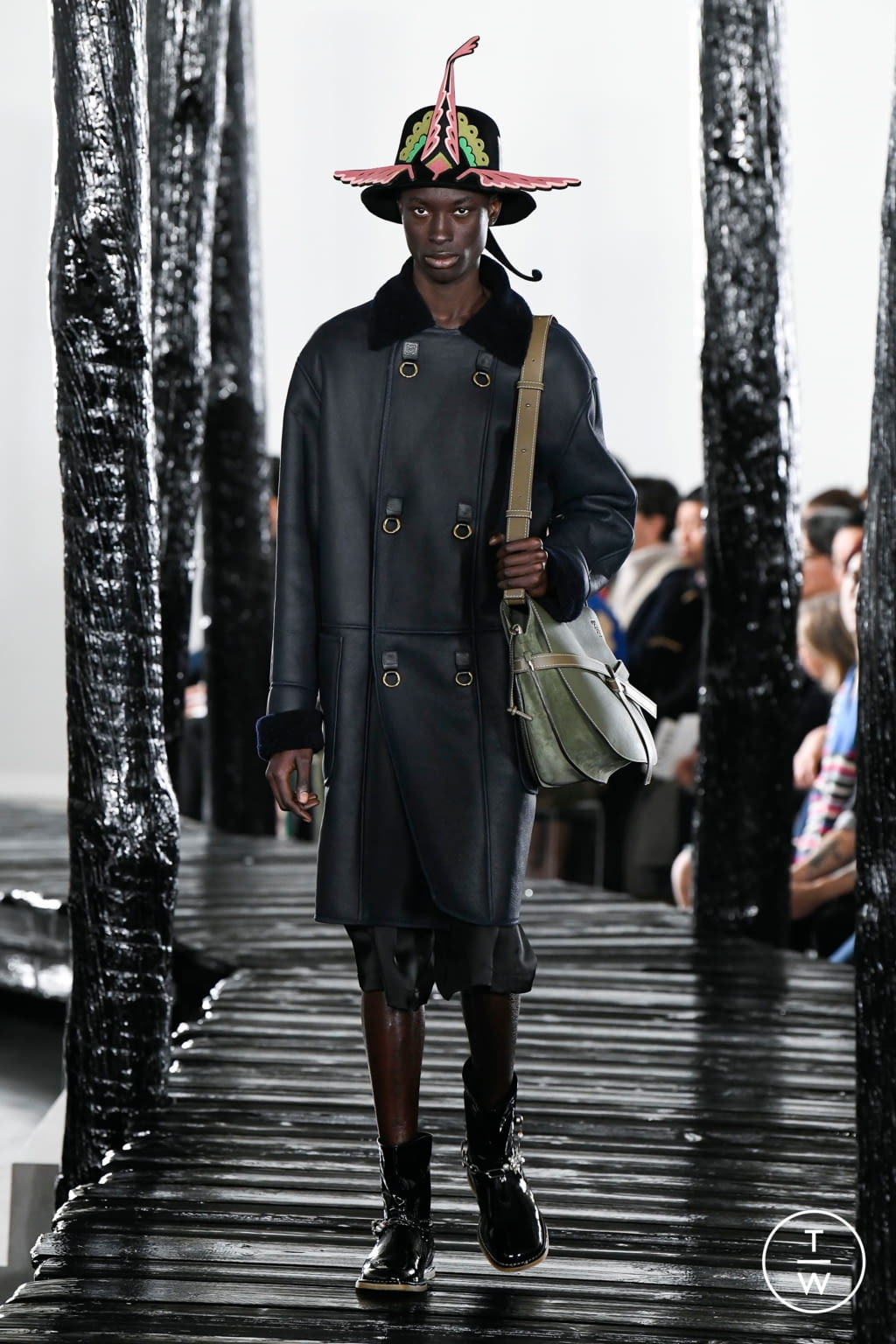 Fashion Week Paris Fall/Winter 2020 look 28 from the Loewe collection 男装