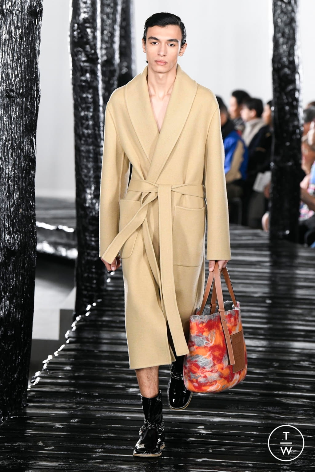 Fashion Week Paris Fall/Winter 2020 look 31 from the Loewe collection menswear