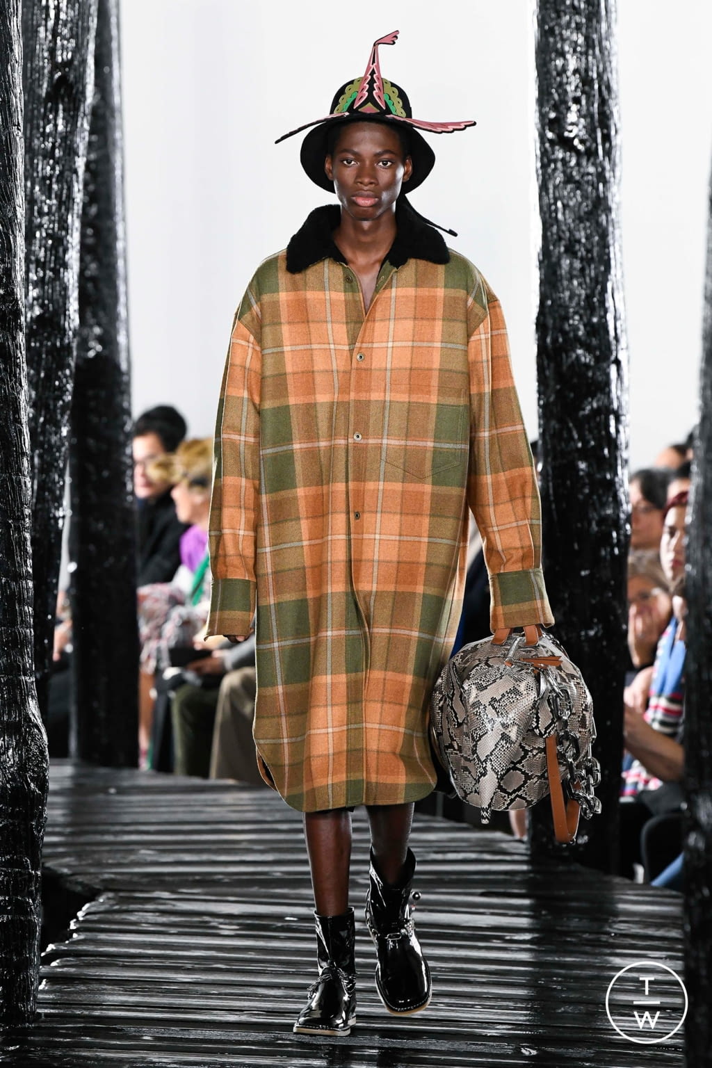 Fashion Week Paris Fall/Winter 2020 look 32 de la collection Loewe menswear