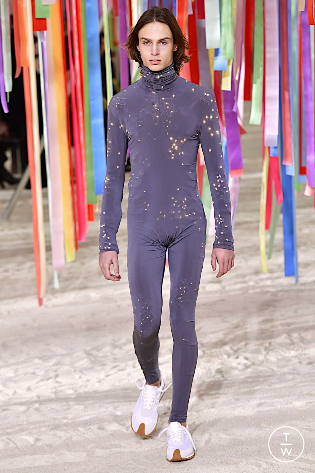 Fashion Week Paris Fall/Winter 2022 look 2 from the Loewe collection 男装