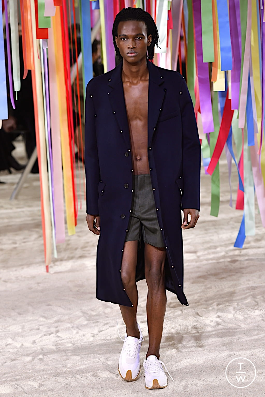 Fashion Week Paris Fall/Winter 2022 look 3 from the Loewe collection menswear