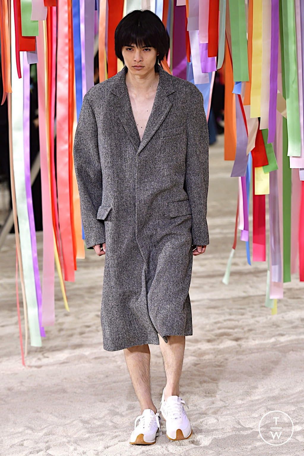 Fashion Week Paris Fall/Winter 2022 look 8 from the Loewe collection menswear