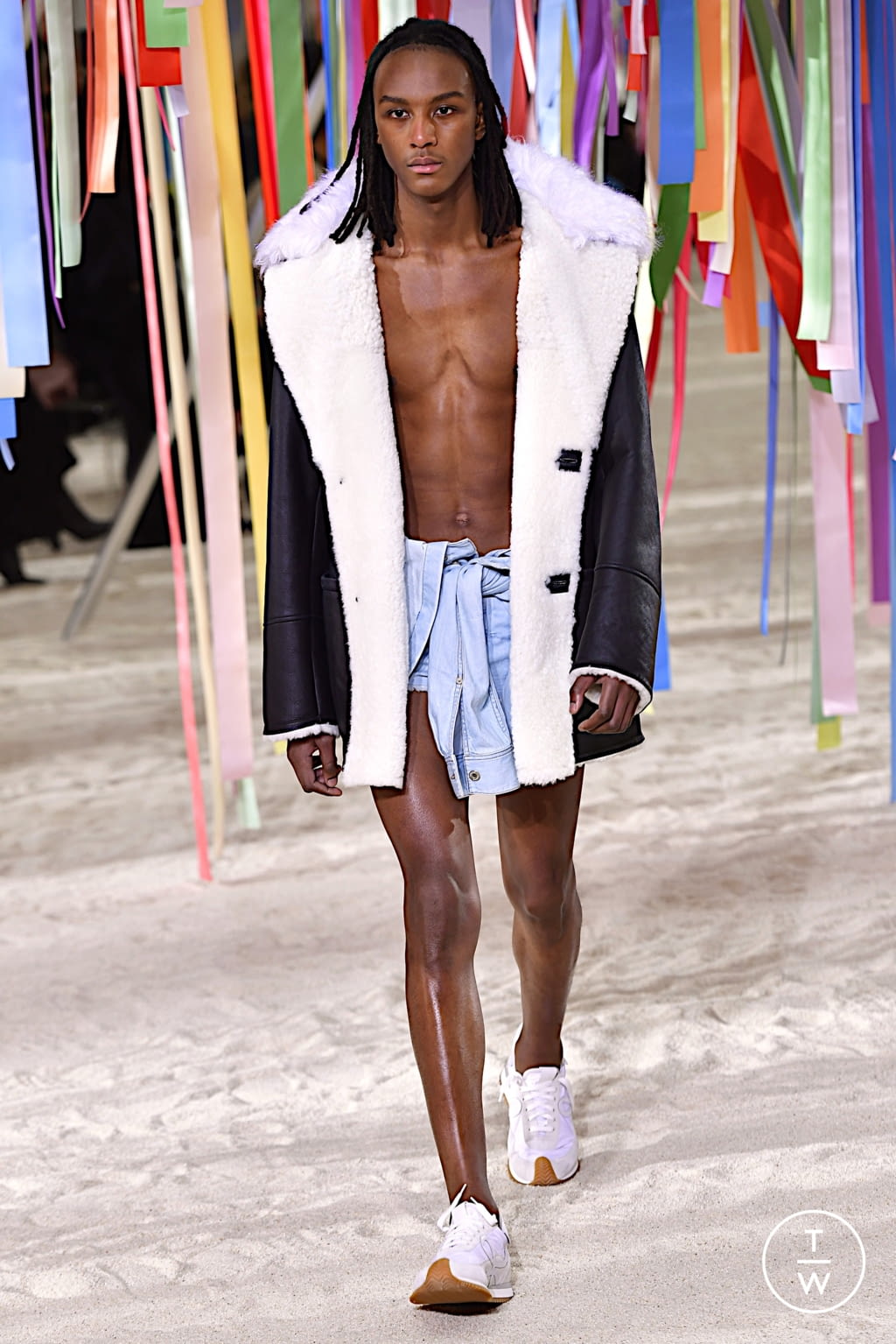 Fashion Week Paris Fall/Winter 2022 look 15 from the Loewe collection menswear