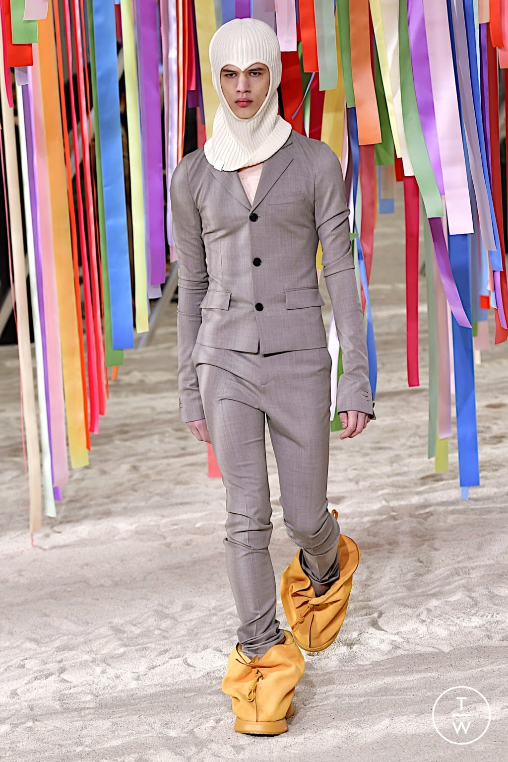 Fashion Week Paris Fall/Winter 2022 look 22 from the Loewe collection menswear