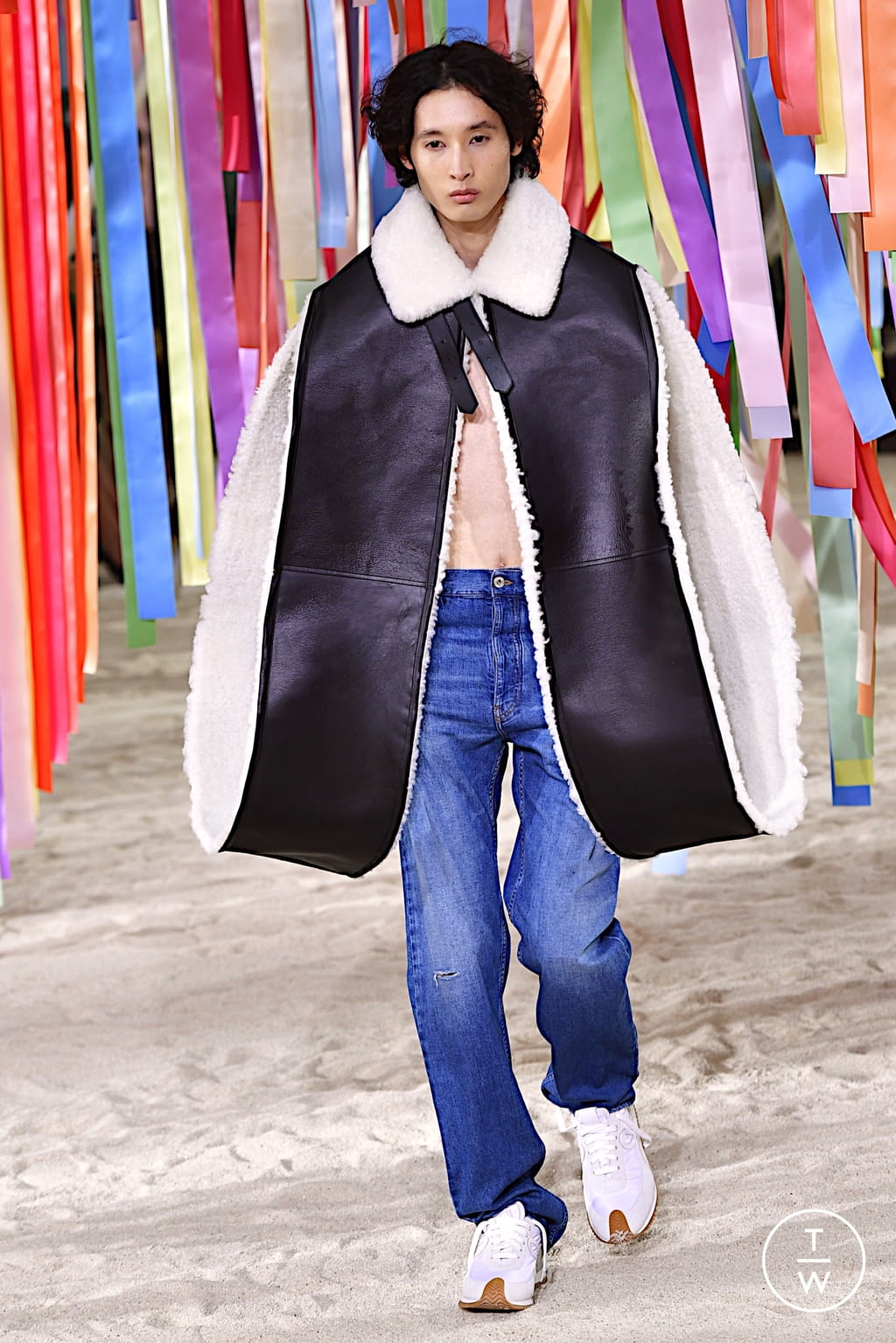 Fashion Week Paris Fall/Winter 2022 look 26 from the Loewe collection 男装