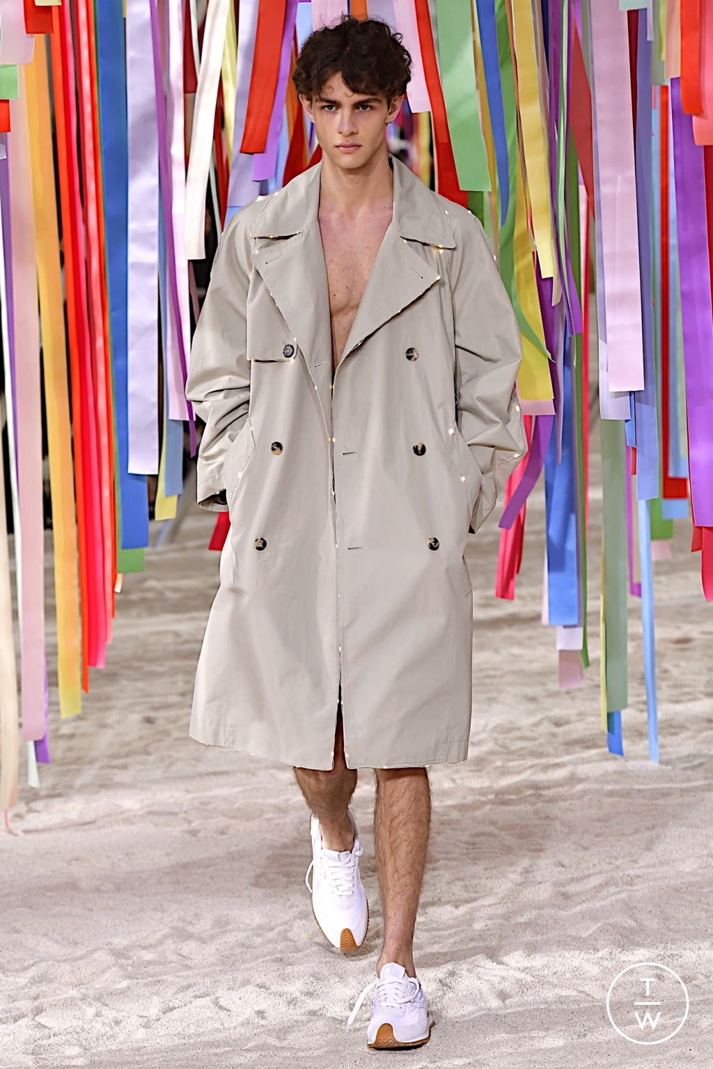 Fashion Week Paris Fall/Winter 2022 look 44 from the Loewe collection 男装