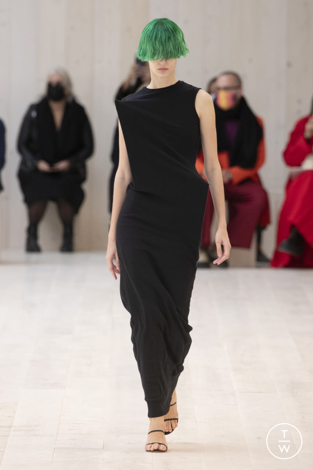 Fashion Week Paris Spring/Summer 2022 look 2 de la collection Loewe womenswear
