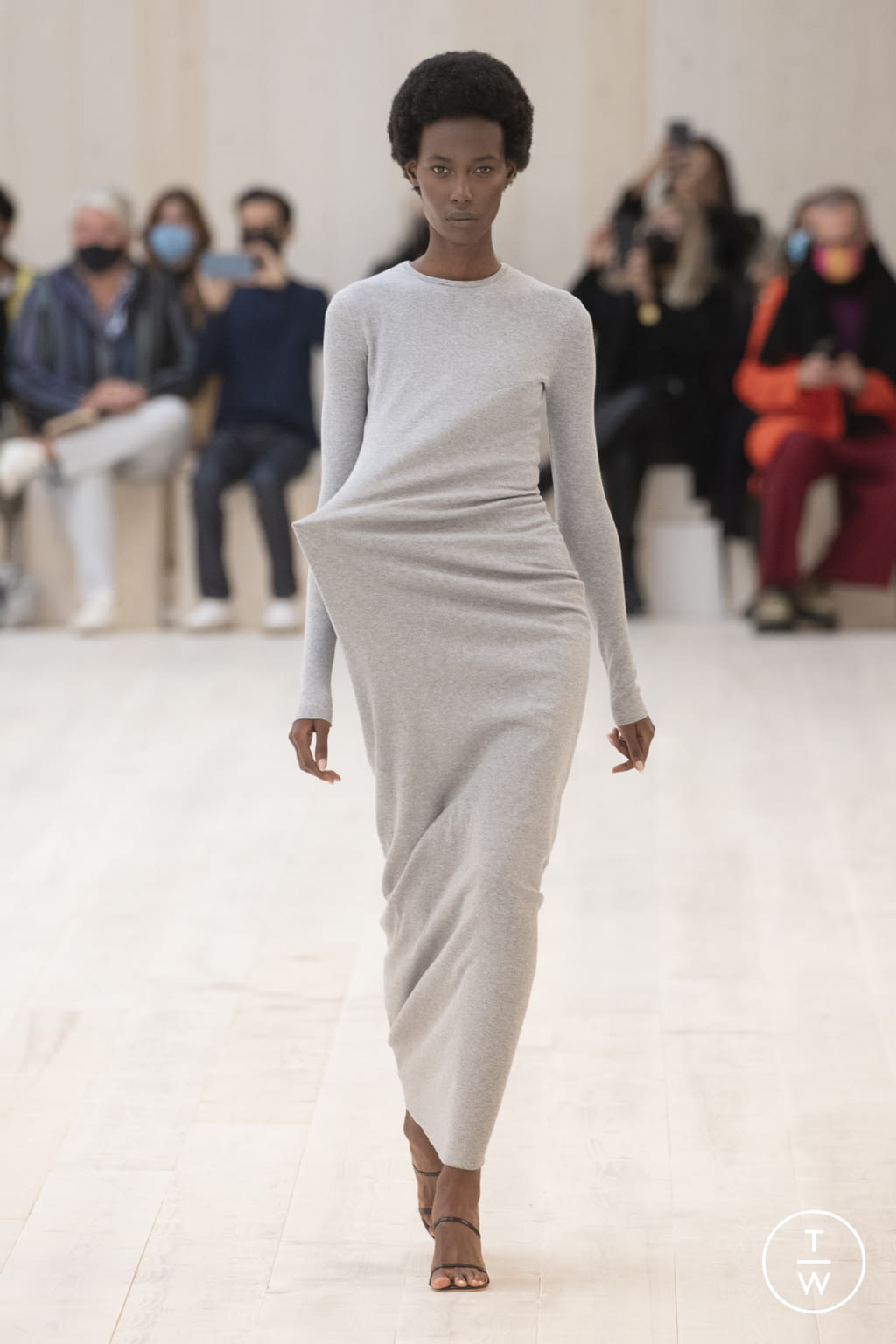 Fashion Week Paris Spring/Summer 2022 look 5 de la collection Loewe womenswear