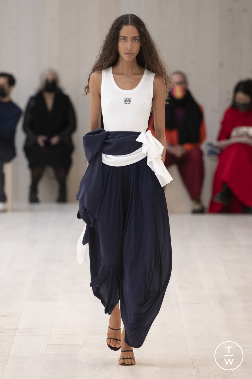 Fashion Week Paris Spring/Summer 2022 look 23 from the Loewe collection womenswear