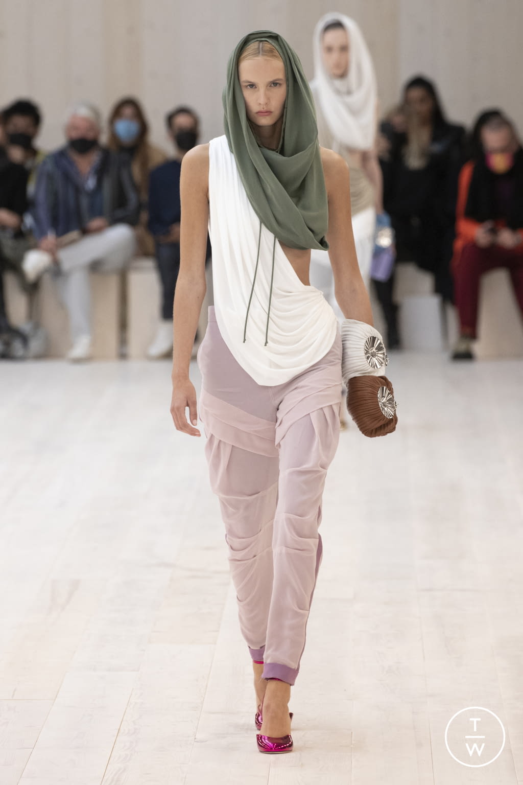 Fashion Week Paris Spring/Summer 2022 look 25 from the Loewe collection womenswear