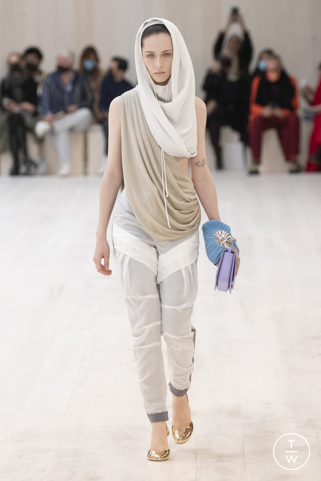 Fashion Week Paris Spring/Summer 2022 look 26 from the Loewe collection womenswear