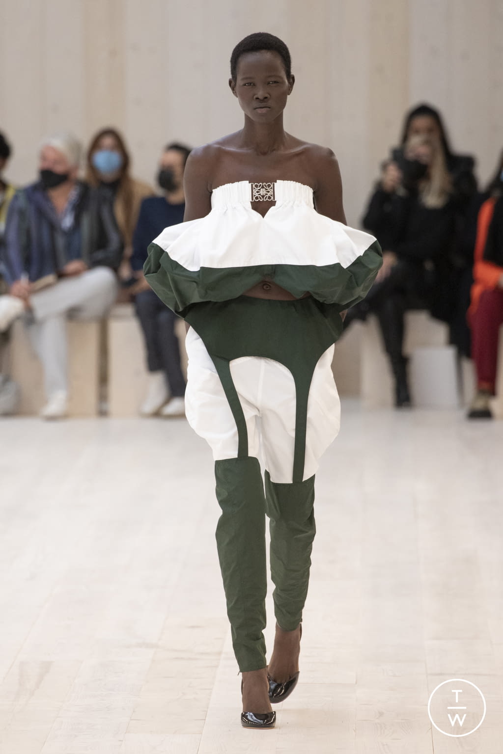 Fashion Week Paris Spring/Summer 2022 look 27 from the Loewe collection womenswear