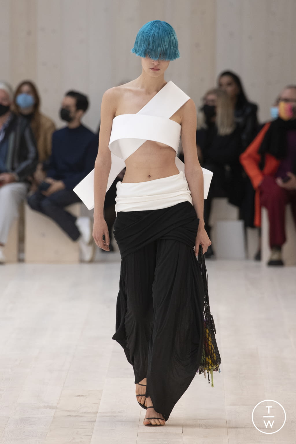 Fashion Week Paris Spring/Summer 2022 look 33 from the Loewe collection womenswear