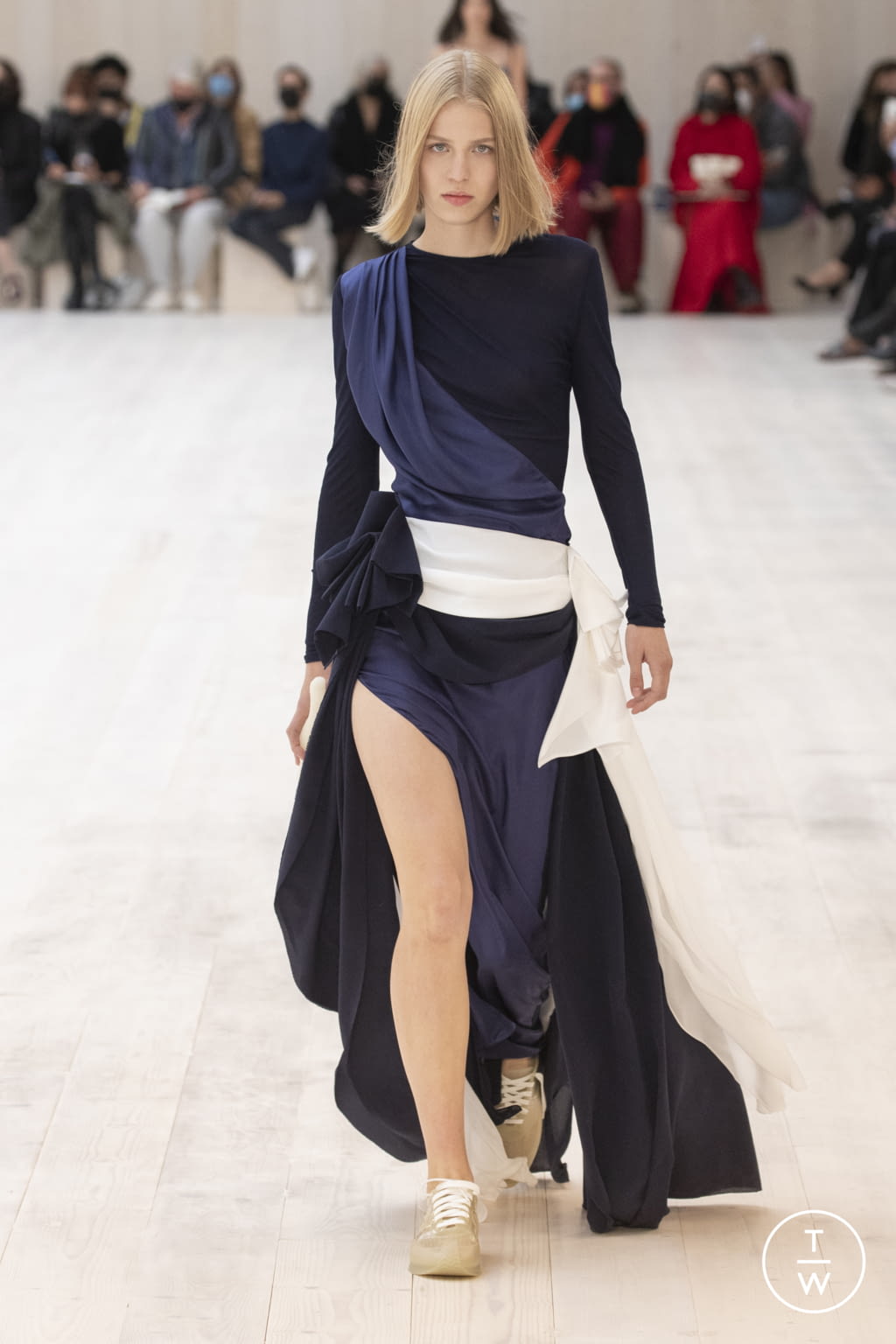 Fashion Week Paris Spring/Summer 2022 look 36 from the Loewe collection womenswear