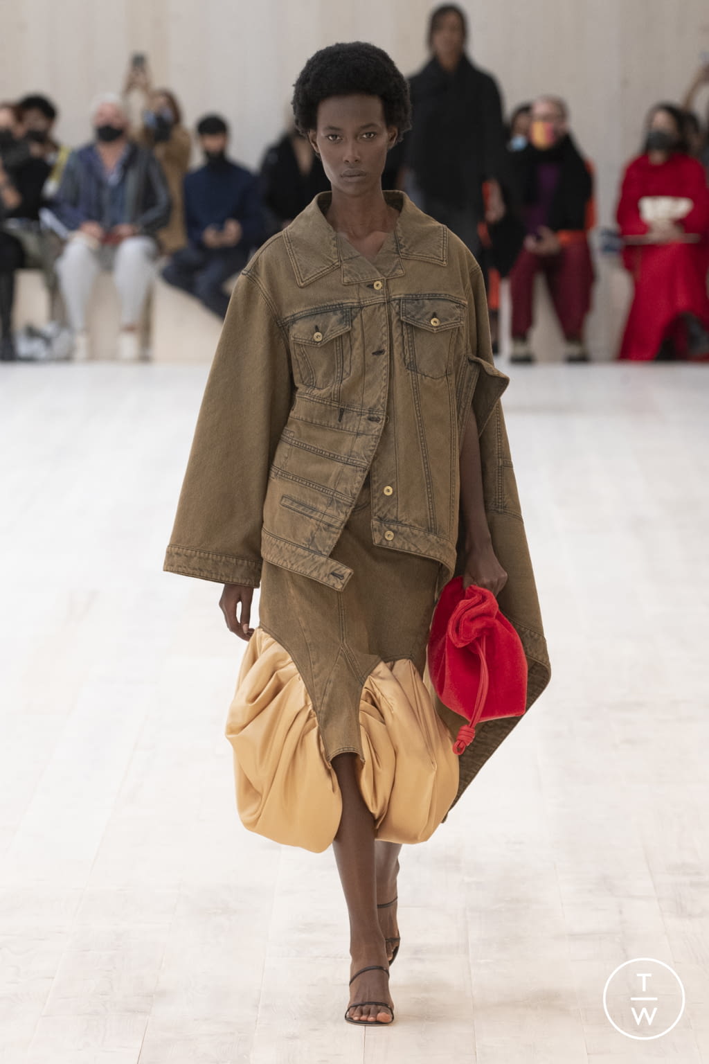 Fashion Week Paris Spring/Summer 2022 look 39 from the Loewe collection 女装