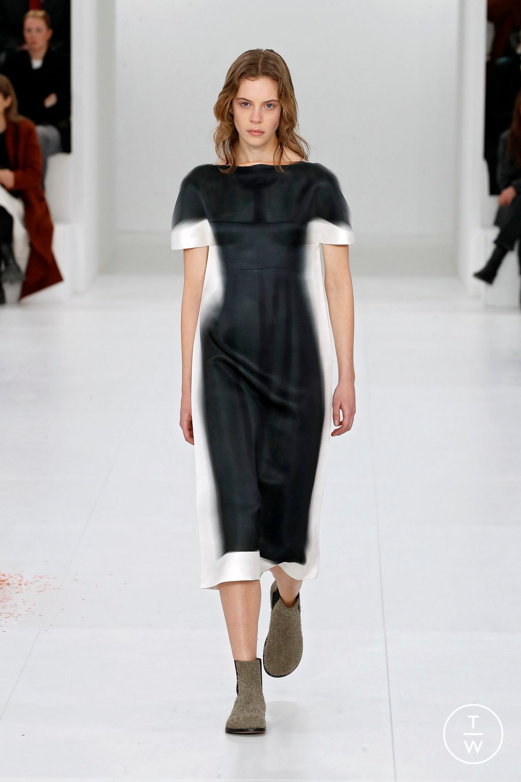 Fashion Week Paris Fall/Winter 2023 look 2 from the Loewe collection womenswear