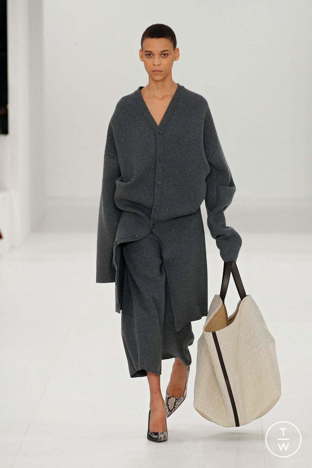 Fashion Week Paris Fall/Winter 2023 look 5 from the Loewe collection womenswear