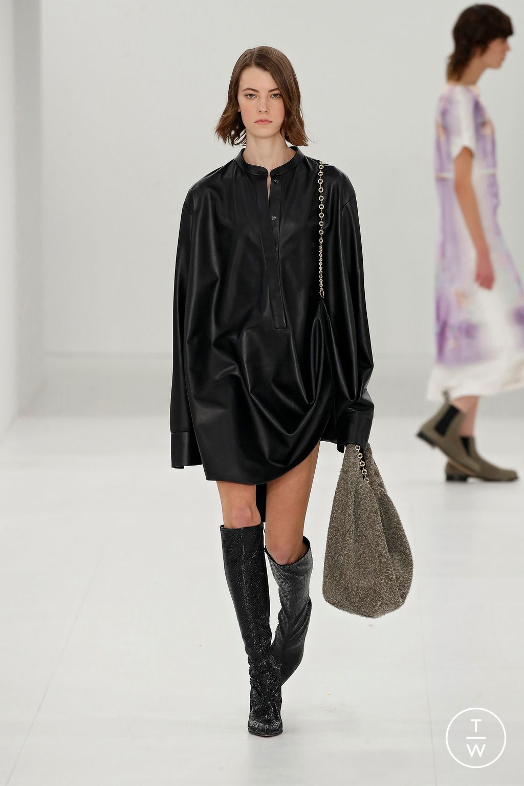 Fashion Week Paris Fall/Winter 2023 look 6 de la collection Loewe womenswear