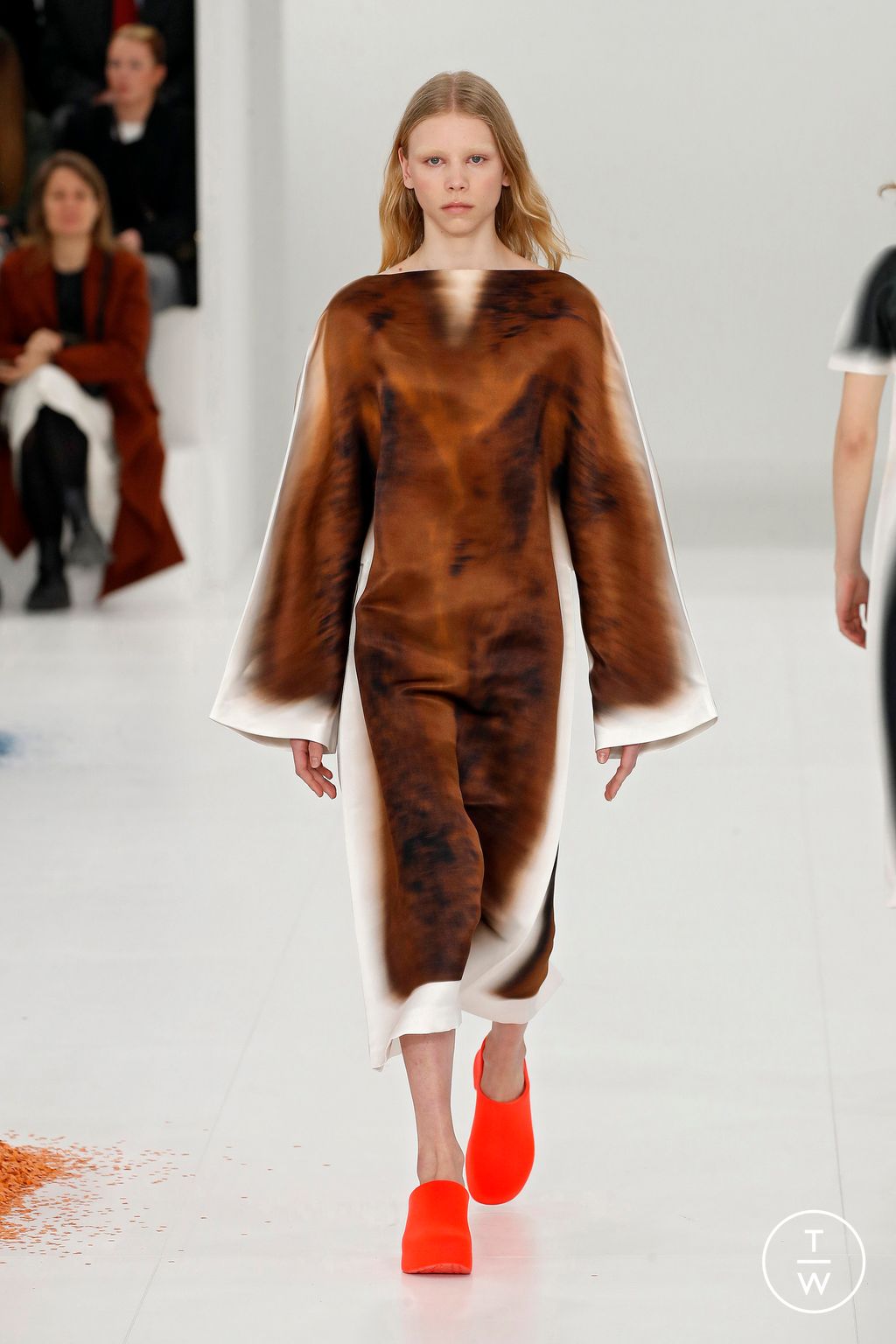 Fashion Week Paris Fall/Winter 2023 look 7 from the Loewe collection 女装