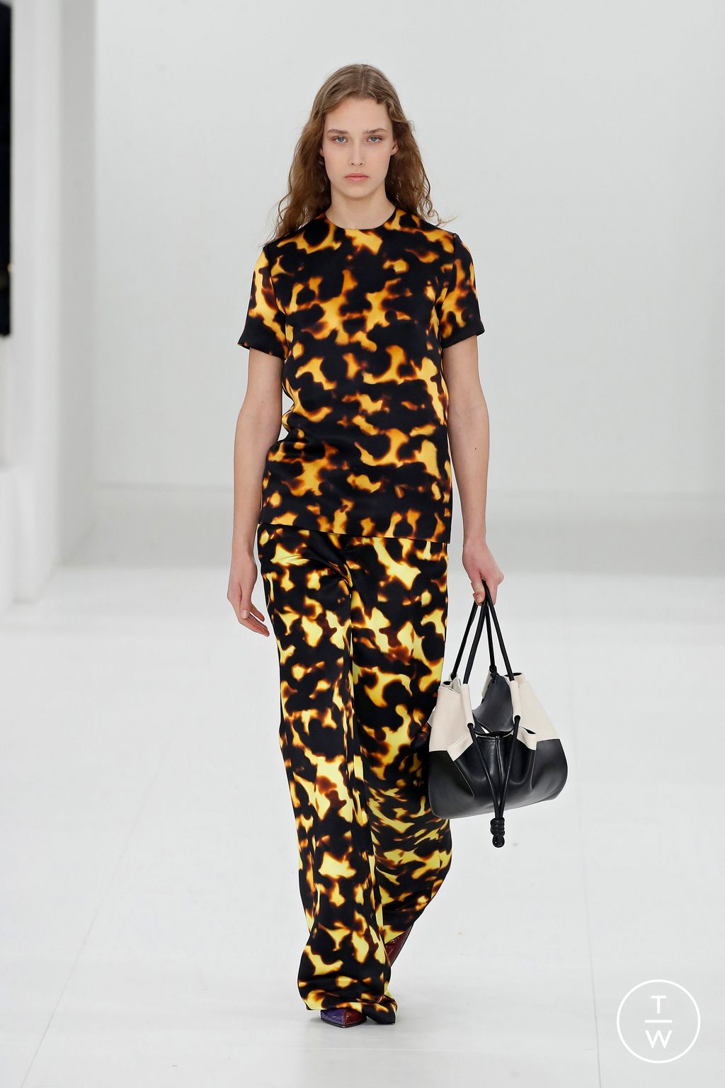 Fashion Week Paris Fall/Winter 2023 look 8 from the Loewe collection womenswear