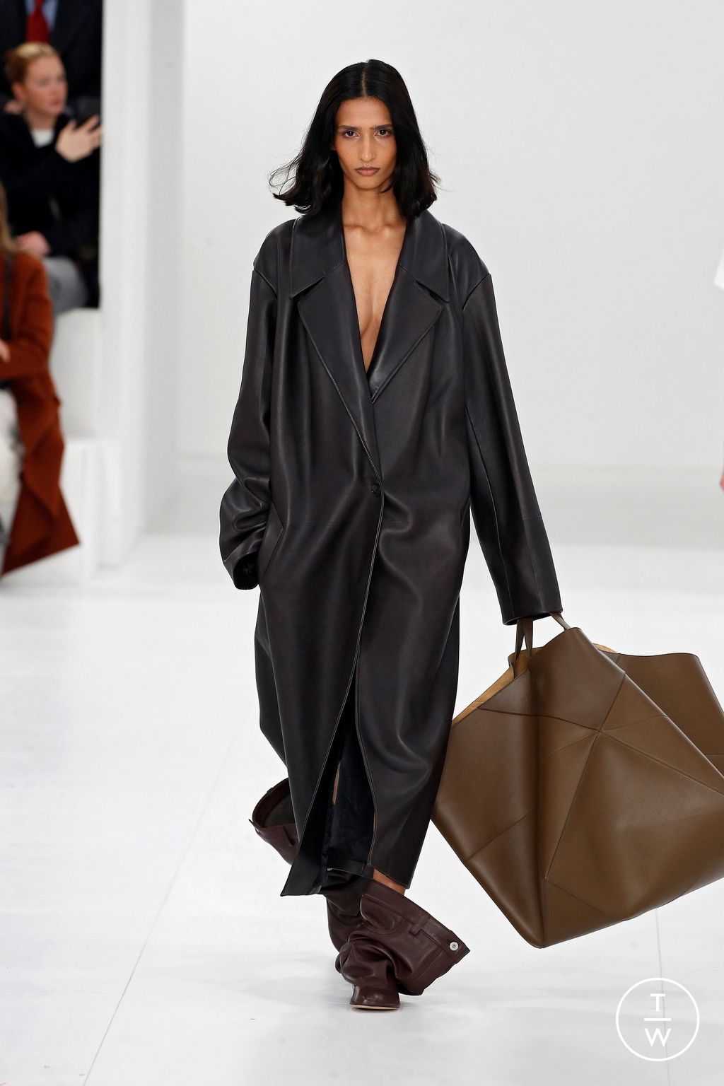 Fashion Week Paris Fall/Winter 2023 look 9 from the Loewe collection 女装