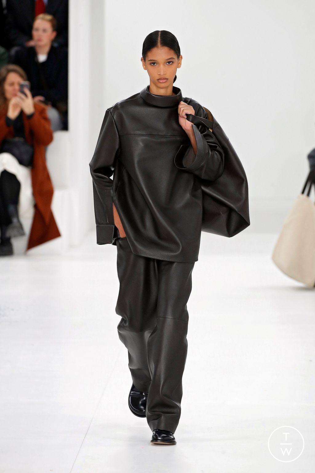 Fashion Week Paris Fall/Winter 2023 look 11 from the Loewe collection womenswear