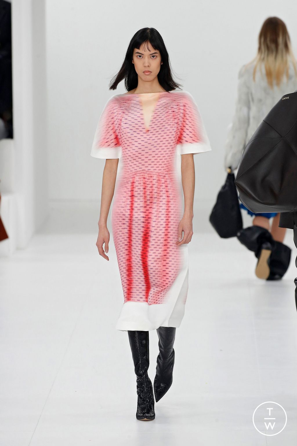 Fashion Week Paris Fall/Winter 2023 look 16 de la collection Loewe womenswear