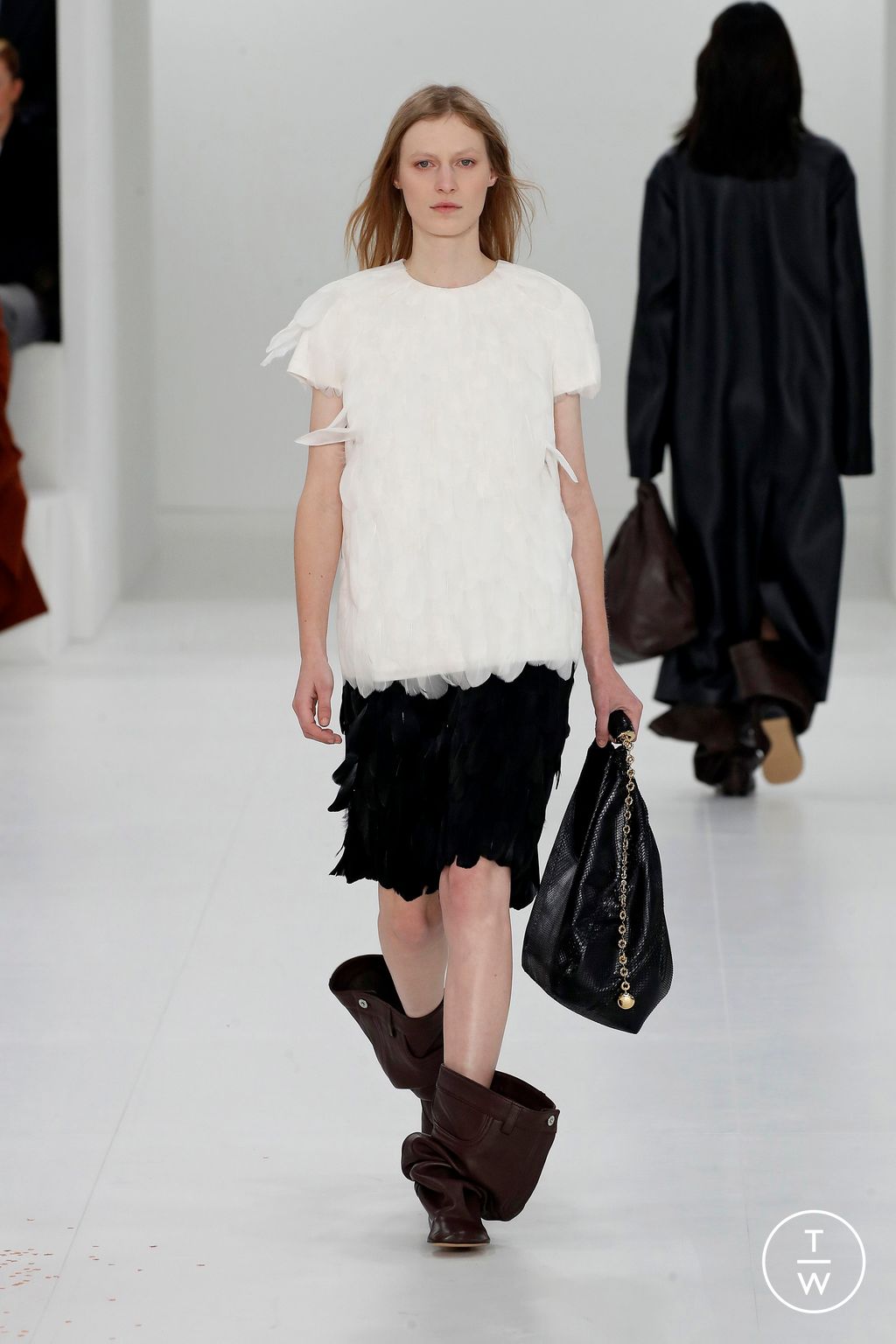Fashion Week Paris Fall/Winter 2023 look 17 de la collection Loewe womenswear