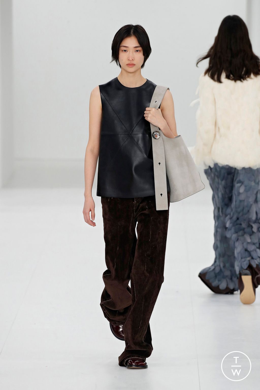 Fashion Week Paris Fall/Winter 2023 look 18 de la collection Loewe womenswear