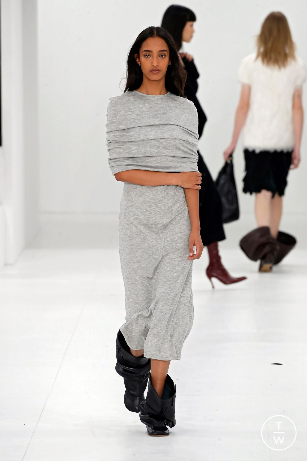 Fashion Week Paris Fall/Winter 2023 look 23 de la collection Loewe womenswear