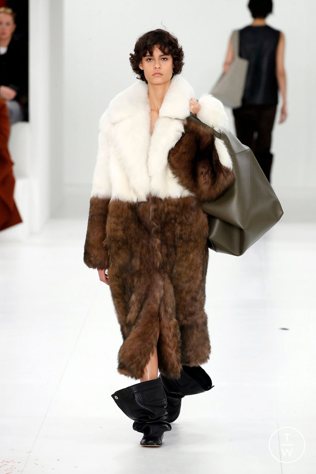 Fashion Week Paris Fall/Winter 2023 look 24 de la collection Loewe womenswear